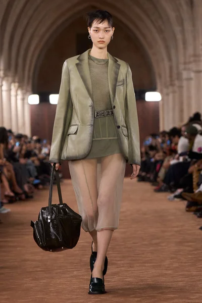 Look 10